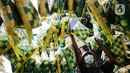 Pedagang menata pernak-pernik ketupat hias dagangannya di Pasar Asemka, Jakarta, Selasa (4/5/2021). Pedagang mulai menjual pernak-pernik menjelang Lebaran seperti ketupat hias dengan harga mulai dari Rp15.000 hingga Rp60.000 tergantung ukuran. (Liputan6.com/Faizal Fanani)
