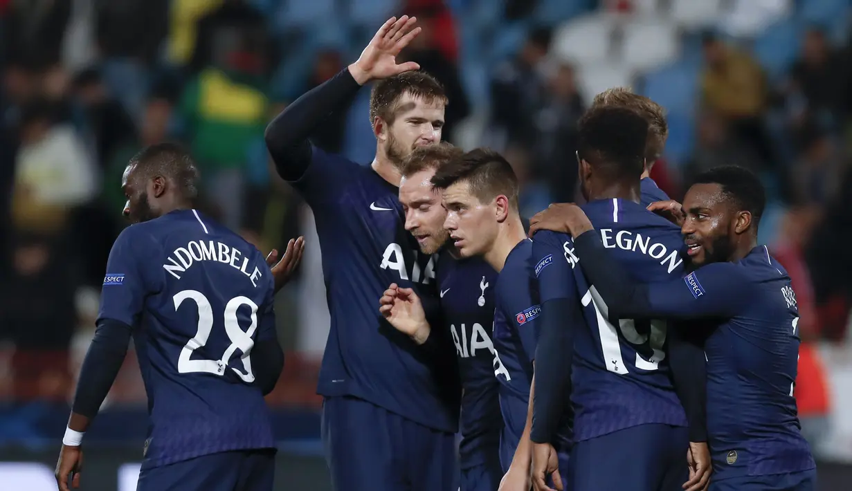 Gelandang Tottenham Hotspur, Christian Eriksen Celso  (ketiga kiri) berselebrasi usai mencetak gol ke gawang Red Star Belgrade pada pertandingan Grup B Liga Champions di Rajko Mitic Stadium, Serbia (6/11/2019). Tottenham menang telak 4-0 atas Red Star. (AP Photo/Darko Vojinovic)