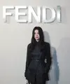 Song Hye Kyo, sebagai brand ambassador global FENDI juga hadir dalam perayaan bersejarah bersama selebritas dunia. Ia tampil berbeda dengan ansambel serba-hitam sambil menenteng tas ikonis warna biru muda. (Foto: Fendi)