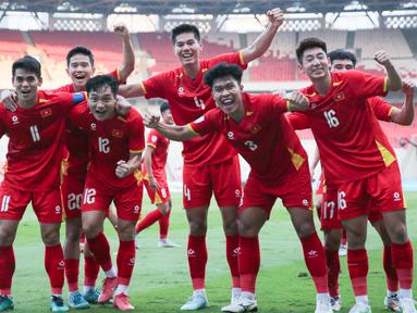 Pemain Timnas Vietnam U-23 merayakan gol ke gawang Filipina pada laga semifinal Piala AFF U-23 2025 di Stadion Utama Gelora Bung Karno (SUGBK) Senayan, Jakarta, Jumat (25/7/2025). (Bola.com/Abdul Aziz)