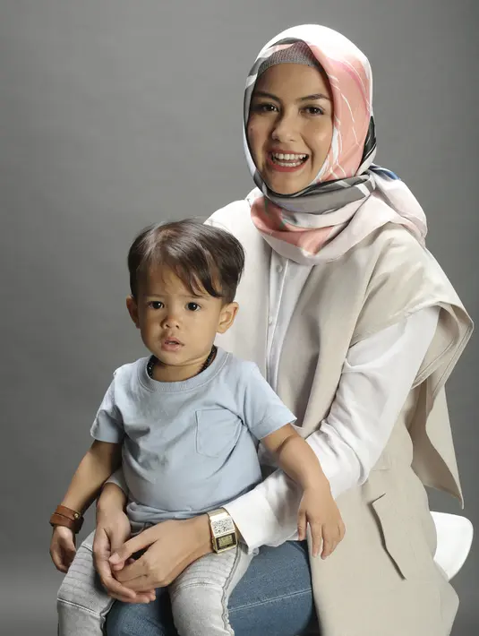 "Ini mau ambil sinetron ini maju mundur terus. Awalnya memang aku nggak mau, kayaknya aku nggak bisa karena aku mau waktu full buat anak," ujar Revalina S Temat saat menyambangi studio Bintang.com. (Bambang E. Ros/Bintang.com)