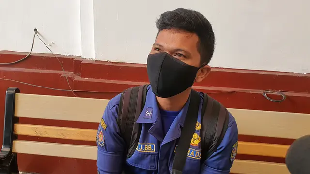 Sandi (31) tenaga honorer pada Dinas Pemadam Kebakaran dan Penyelamatan Kota Depok.