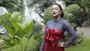 Sebagai pendatang baru, Marion sudah bisa menyita perhatian publik berkat bakatnya. Selain baat, penampilan seksi juga melekat pada dirinya. Pada foto ini Marion menggunakan pakai berwarna merah dan biru. Dengan gaya memegangi pinggang, Marion terlihat sangat memesona (KapanLagi.com/Agus Apriyanto)