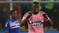 Gelandang Juventus, Paul Pogba, merayakan gol ke gawang Sampdoria pada laga Serie A di Stadion Comunale Luigi Ferraris, Genoa, Senin (11/1/2016) dini hari WIB. (AFP/Marco Bertorello)