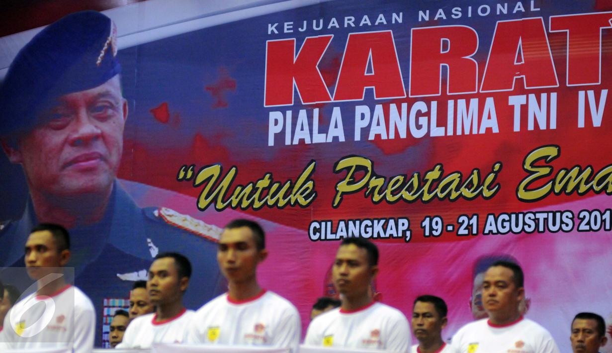 Sejumlah karateka mengikuti penutupan Kejurnas Karate Piala Panglima TNI ke-IV di GOR Mabes TNI, Jakarta, Minggu (21/8). Pada Kejurnas Karate yang diikuti oleh Peserta TNI ini tampil sebagai juara umum dari TNI AD. (Liputan6.com/Helmi Afandi)