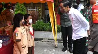 Presiden Joko Widodo meninjau langsung vaksinasi Covid-19 bagi anak-anak usia 6-11 tahun yang digelar di Kompleks SDN Cideng, Gambir, Jakarta, Rabu (15/12/2021). Vaksinasi bagi anak usia 6-11 tahun akan menyasar sekitar 26,5 juta anak di seluruh Indonesia. (Foto: Lukas-Biro Pers Sekretariat Presiden