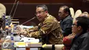 Mendes PDTT, Eko Sandjojo memberikan pemaparan saat mengikuti rapat di Komisi II DPR di Gedung Parlemen, Jakarta, Kamis (6/10). Mendes PDTT dan Komisi II membahas evaluasi pelaksanaan UU tentang Desa.(Liputan6.com/JohanTallo)