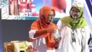 <p>Sisca Soewitomo, tengah memberikan keterangan kepada salah satu chef yang ikut dalam persiapan Road to World Halal Chef Competition 2023. (Foto: Instagram/@sisca.soewitomo)</p>