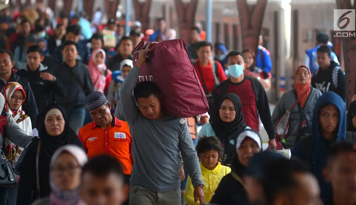 Suasana arus balik di Stasiun Senen, Jakarta, Senin (18/6). Belum terjadi lonjakan pemudik pada arus balik tiga hari setelah Lebaran. (Merdeka.com/Imam Buhori)