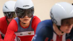 Pebalap Sepeda Indonesia, Ayustina Delia Priatna bersiap melakukan start pada nomor omnium putri UCI Track Nations Cup 2023 di Jakarta International Velodrome, Rawamangun, Jakarta, Minggu (26/02/2023). (Bola.com/Bagaskara Lazuardi)