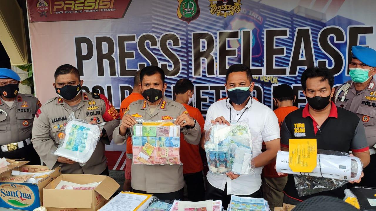 Polres Metro Depok menunjukan barang bukti berupa Upal yang diamankan dari ke empat pelaku. (Liputan6.com/Dicky Agung Prihanto)