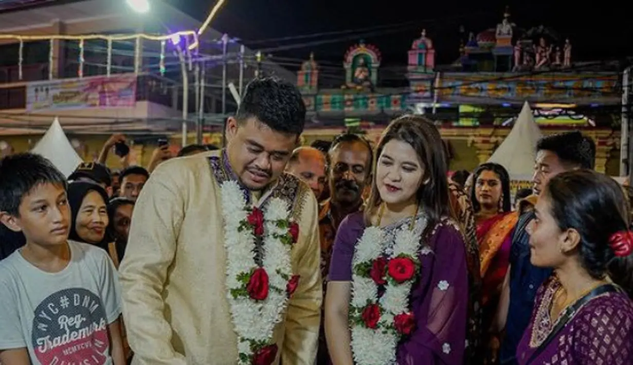 Kahiyang yang berhasil turun berat badan hingga 30 kg ini tampil begitu memukau dengan baju khas perempuan India warna ungu saat menemani sang suami kunjungan.  [@ayanggkahiyang]