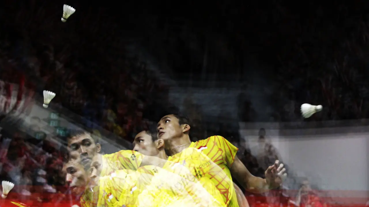 Tunggal putra Indonesia, Jonatan Christie, berusaha memukul kok saat melawan tunggal Denmark. (Bola.com/Yoppy Renato)