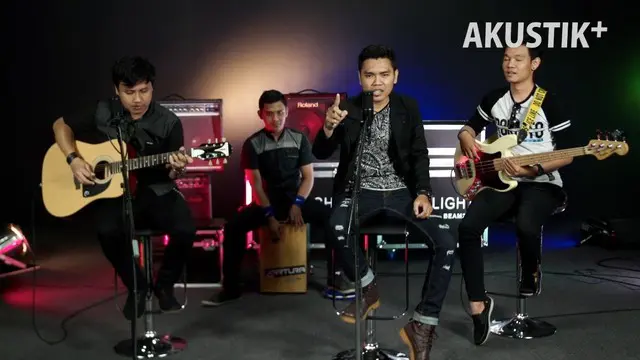 Band Artura mengisi panggung Akustik Plus dengan lagu-lagunya yang mudah ditangkap telinga pendengar. Simak aksi mereka!