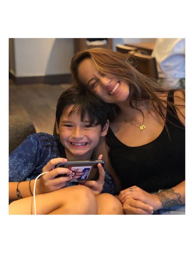 6 Potret Kedekatan Putra Mike Lewis dan Calon Ibu Sambungnya