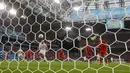 Penjaga gawang Wales Danny Ward gagal melakukan penyelamatan saat melawan Denmark pada pertandingan babak 16 besar Euro 2020 di Johan Cruyff Arena, Amsterdam, Belanda, Sabtu (26/6/2021). Denmark menang 4-0. (AP Photo/Peter Dejong, Pool)