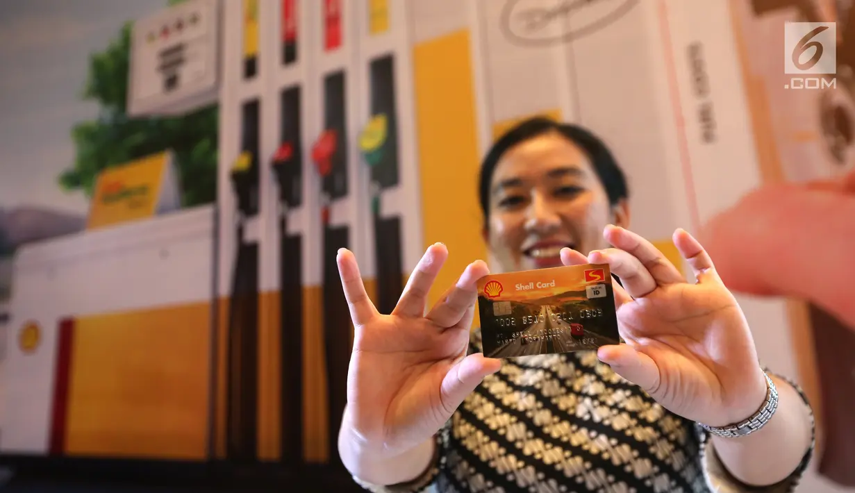 Model menunjukkan Shell Fleet Card Prabayar saat peluncuran di Jakarta, Kamis (13/7). Shell Fleet Card Prabayar merupakan bentuk dukungan terhadap para pelaku bisnis usaha kecil dan menengah (UKM) di Indonesia. (Liputan6.com)