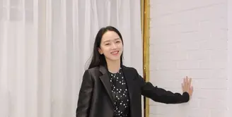 Shin Hye Sun kerap tampil totalitas di setiap drama yang diperankan dan mampu membuat penonton terkesima dengan aktingnya. Ia nampak mengenakan coat dan dress hitam dengan membawa shoulder bag putihnya. (@shinhs831)