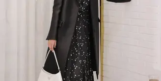 Shin Hye Sun kerap tampil totalitas di setiap drama yang diperankan dan mampu membuat penonton terkesima dengan aktingnya. Ia nampak mengenakan coat dan dress hitam dengan membawa shoulder bag putihnya. (@shinhs831)