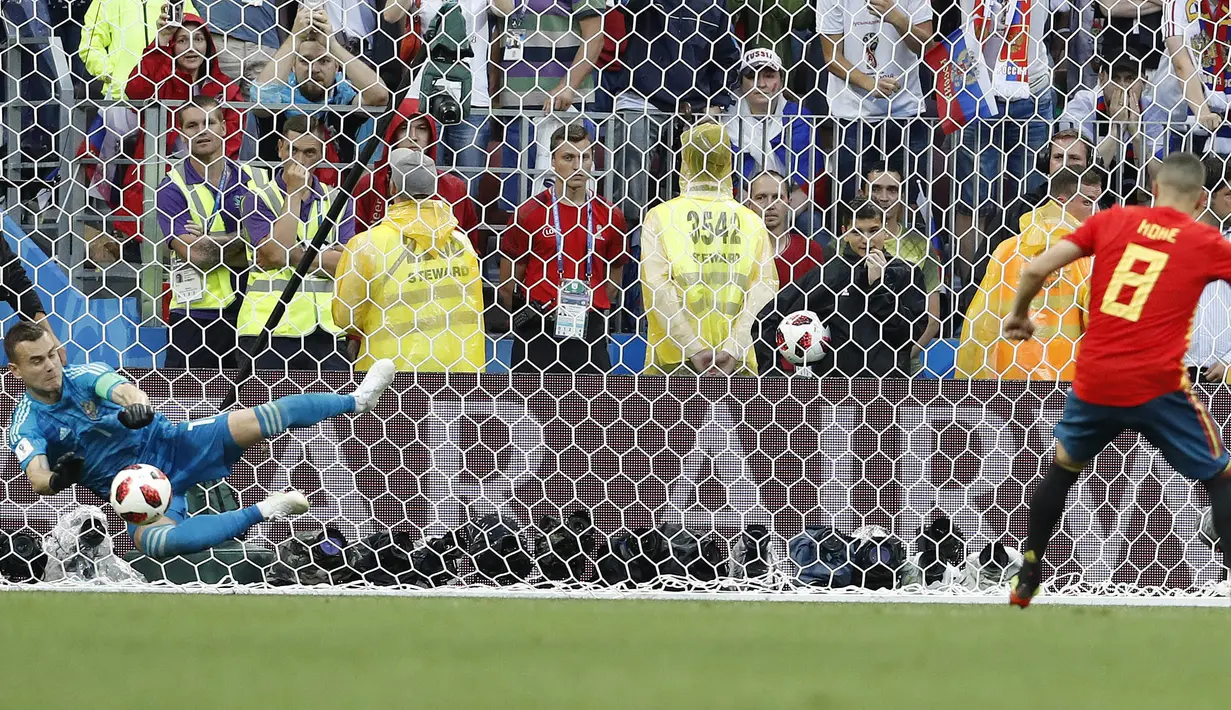 Aksi kiper Rusia, Igor Akinfeev (kiri) menahan sepakan pemain Spanyol,  Koke pada laga 16 besar Piala Dunia 2018 di  Luzhniki Stadium, Moskow, Rusia, (1/7/2018). Rusia menang penalti atas Spanyol Spain 4-3. (AP/Antonio Calanni)