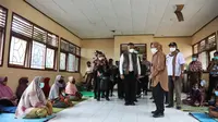 Menteri Sosial Tri Rismaharini mengunjungi pengungsi bencana banjir bandang di Nusa Tenggara Timur (NTT), Kamis (8/4/2021). (Dok Kemsos)