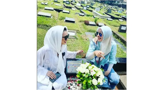 Ziarah Bareng, Ini 6 Potret Pertemuan Angelina Sondakh dan Reza Artamevia
