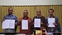Ketua Komisi Pemilihan Umum Arief Budiman menunjukkan surat pengunduran diri Wahyu Setiawan sebagai Komisioner KPU, Jakarta, Jumat (10/1/2020). (Liputan6.com/Ika Defianti)