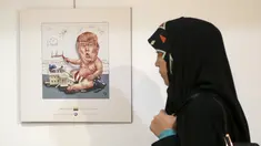 Pengunjung wanita Iran melihat kartun Presiden AS Donald J. Trump di sebuah pameran kartun Trumpisme 2017 Internasional dan kontes karikatur, di ibukota Teheran, Iran (3/7). (AFP Photo/Atta Kenare)