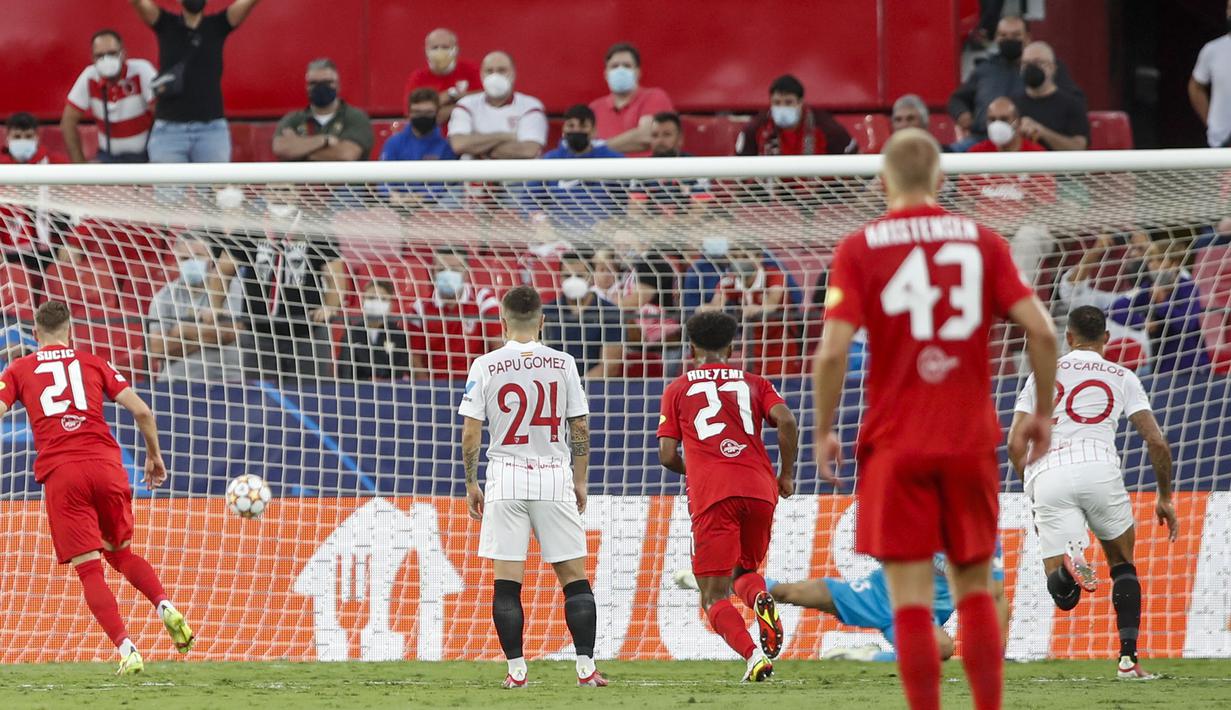 RB Salzburg berhasil mencetak gol pada penalti pada menit ke-21 melalui sepakan gelandang Kroasia, Luka Sucic. (Foto: AP/Angel Fernandez)