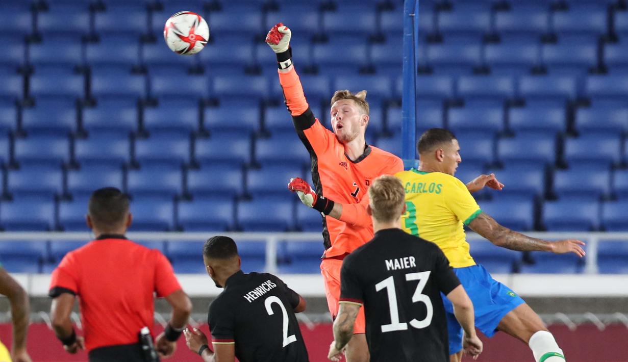 Florian Muller bisa dikatakan salah satu penjaga gawang terbaik di laga pembuka. Ia membuat delapan penyelamatan sepanjang 90 menit pertandingan, dan menjadikannya kiper dengan penyelamatan terbanyak di matchday pertama Olimpiade 2020. (Foto: AFP/Yoshikazu Tsuno)