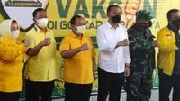 Eri Cahyadi menghadiri vaksinasi yang digelar Golkar Surabaya. (Dian Kurniawan/Liputan6.com)