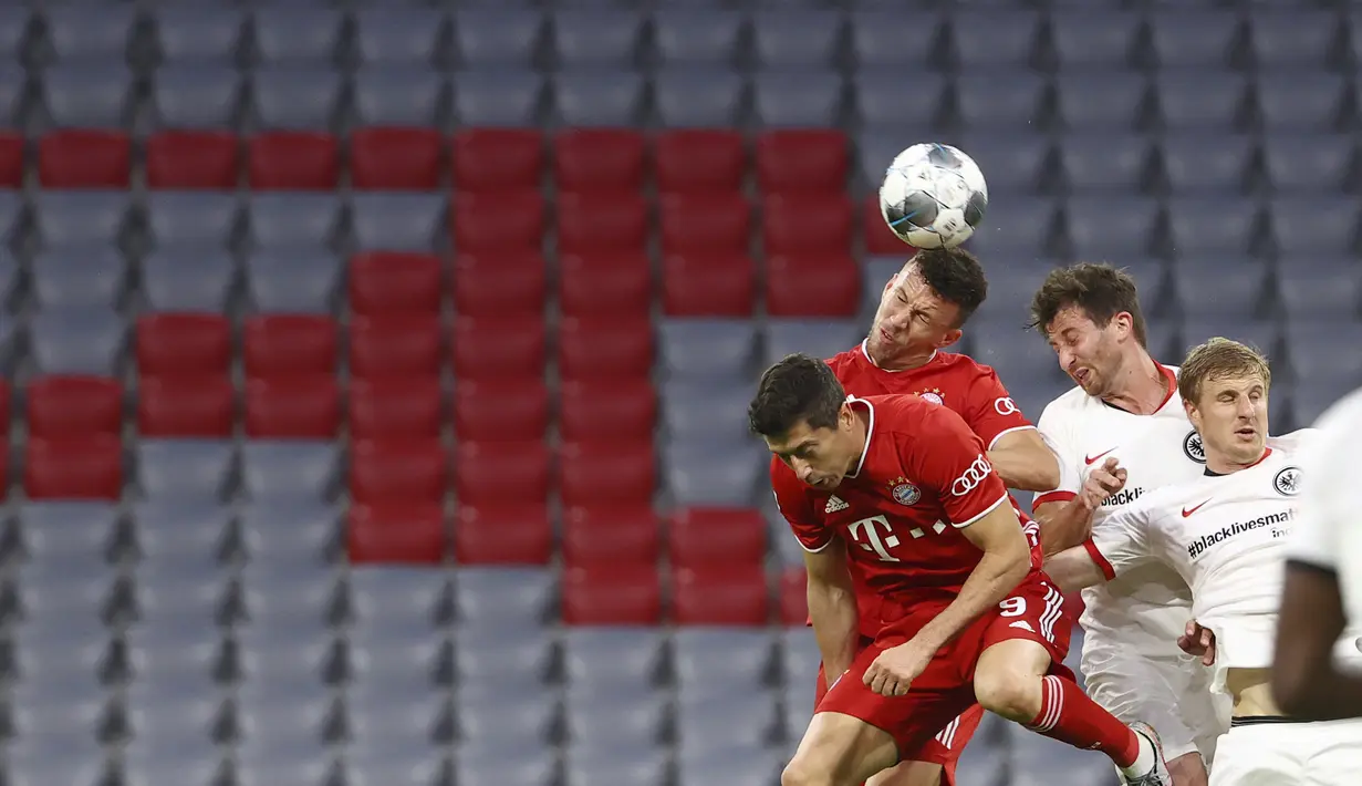 Pemain Bayern Munchen Ivan Perisic menyundul bola saat menghadapi Eintracht Frankfurt dalam pertandingan semi final Piala Jerman di Allianz Arena, Munchen, Jerman, Rabu (10/6/2020). Bayern Munchen menang 2-1 dan lolos ke final. (Kai Pfaffenbach Pool via AP)