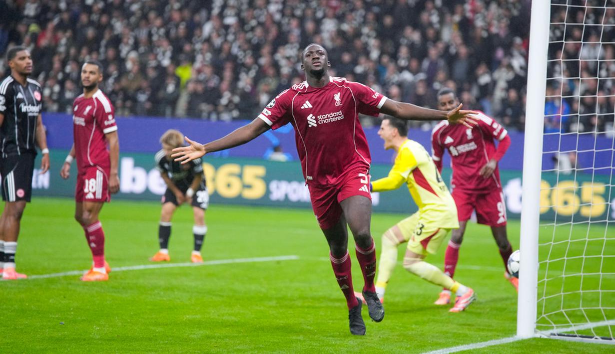 Liverpool tampil menggila di markas Eintracht Frankfurt setelah sempat tertinggal lebih dulu, untuk akhirnya membalikkan keadaan dan menang meyakinkan 5-1 dalam laga matchday ketiga Liga Champions 2025/2026, Kamis (23/10/2025) dini hari WIB. (AP Photo/Michael Probst)