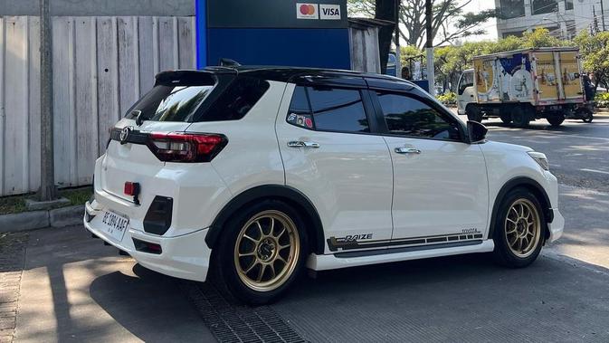 Memodifikasi konsep tampilan racing bisa jadi pilihan.  Velg single tone seperti ini terlihat garang dan mewah jika dipadukan dengan bodi berwarna putih.  Stiker memanjang di bagian bawah pintu membuat pintu terlihat lebih cantik dan bernuansa retro.  (Sumber: Instagram/@raize.bodas)