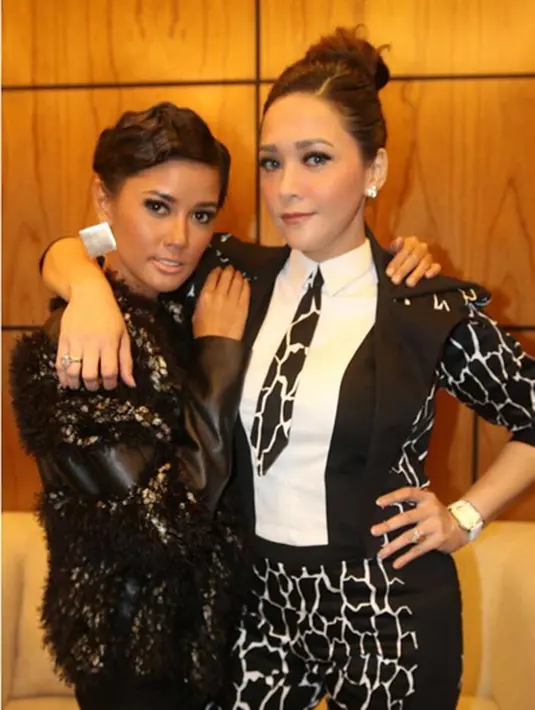 Sekitar enam hari lalu, Maia Estianty mengunggah foto barenga dengan Titi Rajo Bintang. Dalam keterangan fotonya, ia menuliskan "HIDUP JANDAAAAA !!!!! #maiaestianty #titirajobintang" tulis maiaestiantyreal. (Instagram/maiaestiantyreal)