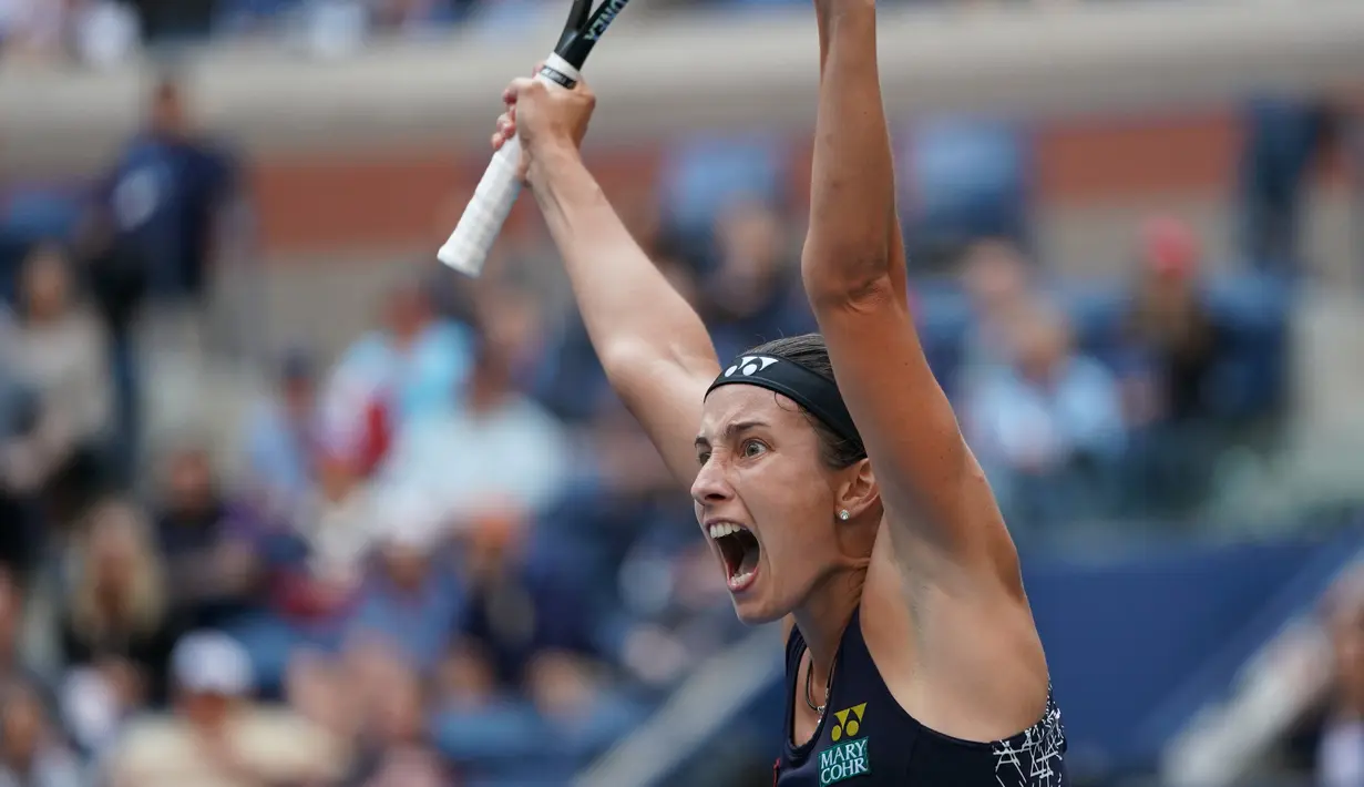 Ekspresi Anastasija Sevastova dari Latvia usai mengalahkan petenis Rusia, Maria Sharapova di babak keempat grand slam AS Terbuka 2017 di New York (3/9). Sevastova menang 5-7, 6-4, 6-2 atas Sharapova. (AFP Photo/Eduardo Munoz Alvarez)