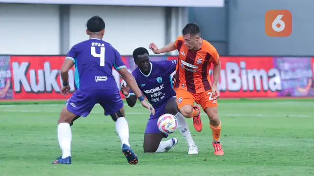 Foto: Aksi Mariano Peralta Acak-acak Pertahanan Persita, Borneo FC Petik Poin Berharga di BRI Liga 1