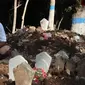 Andik, kakak korban menangis di makam HRS. (Liputan6.com/ Dian Kurniawan)