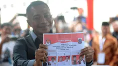 Calon wakil gubernur Jakarta nomor urut 2, Dharma Pongrekun menunjukkan surat suara Pemilihan Gubernur DKI Jakarta pada Pemilihan Kepala Daerah (Pilkada) Serentak 2024 di Jakarta, Rabu (27/11/2024). (merdeka.com/Arie Basuki)