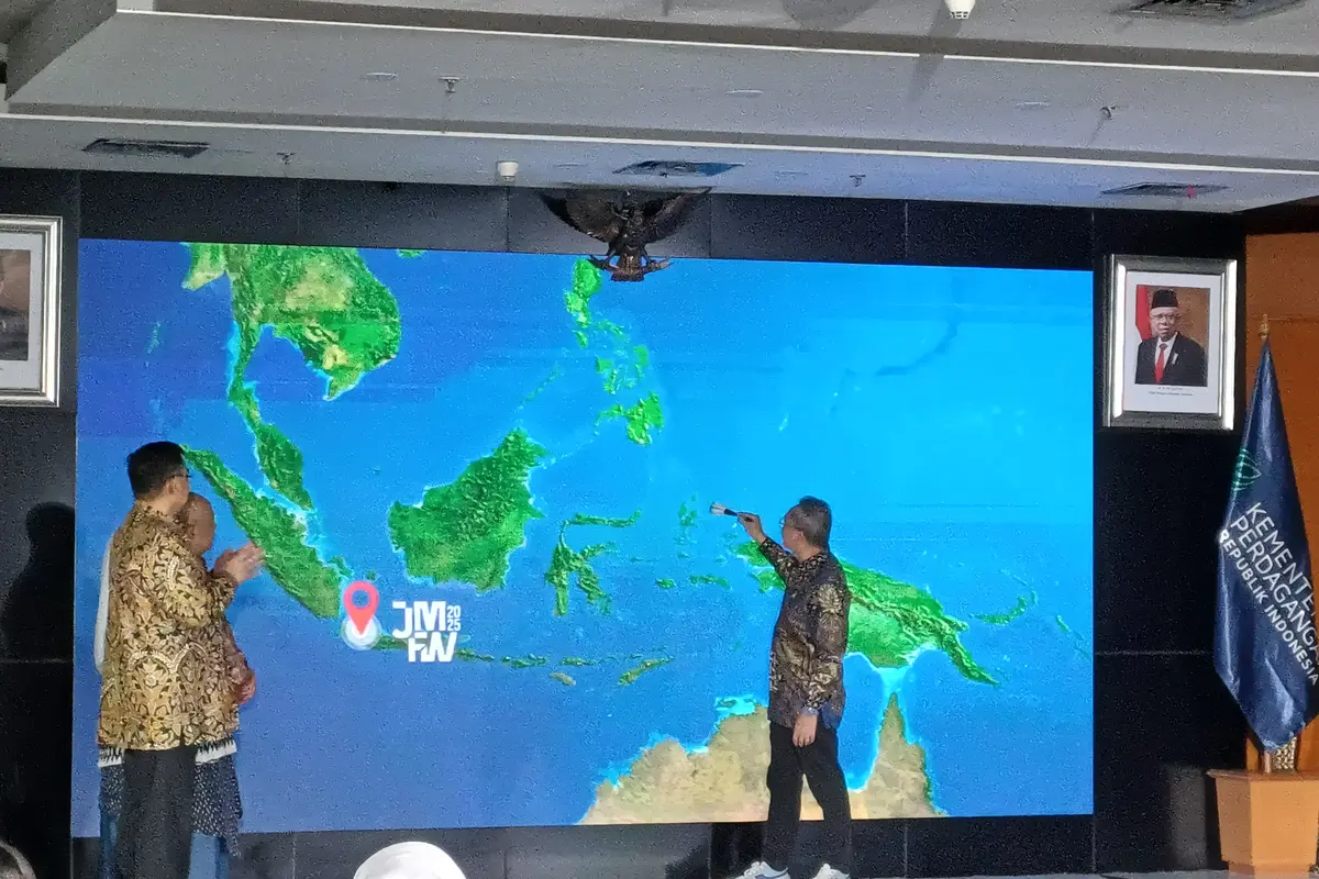 Menteri Perdagangan (Mendag) Zulkifli Hasan membuka Jakarta Muslim Fashion Week (JMFW) 2025 yang akan diselenggarakan di ICE BSD, Kabupaten Tangerang pada 9-12 Oktober 2024. (Maulandy/Liputan6.com)
