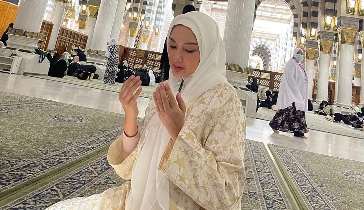 Dalam kesempatan tersebut, Tata Cahyani membagikan momennya saat berada di Tanah Suci. Melalui keterangan di Instagram, ia berada di sana saat Isra Miraj yang diperingati setiap tanggal 27 Rajab. Mengunggah pose sedang berdoa, penampilan wanita 47 tahun itu pun sukses bikin pangling. (Liputan6.com/IG/@tatacahyani)