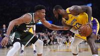 Giannis Antetokounmpo (kiri) akan bertandem dengan LeBron James (kanan) di NBA All-Star 2021. (AP/Mark J. Terrill).
