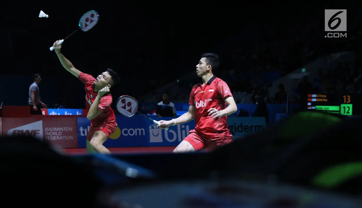 Ganda putra Indonesia, Fajar Alfian/M Rian Ardianto mengembalikan kok ke arah Liu Cheng/Zhang Nan (China) pada 8 besar Indonesia Open 2018, Istora GBK, Jakarta, Jumat (5/7). Fajar/Rian unggul 21-18, 18-21, 25-23. (Liputan6.com/Helmi Fithriansyah)