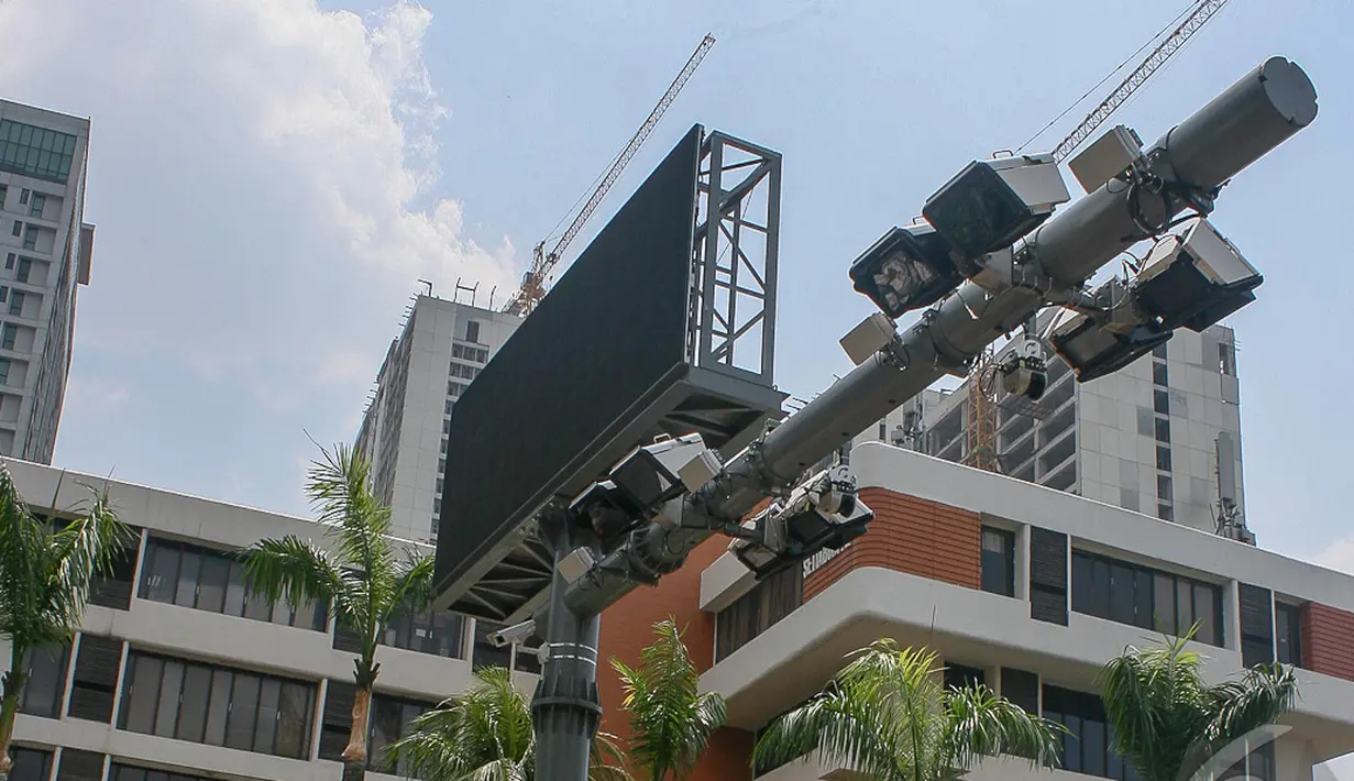  Gerbang elektonik ERP dapat mendeteksi dan merekam data. Kendaraan yang melintasi gerbang ERP ini akan berkurang saldonya yang bisa terlihat di OBU yang telah dipasang sebelumnya, Jakarta, Senin (22/9/2014) (Liputan6.com/Faizal Fanani)