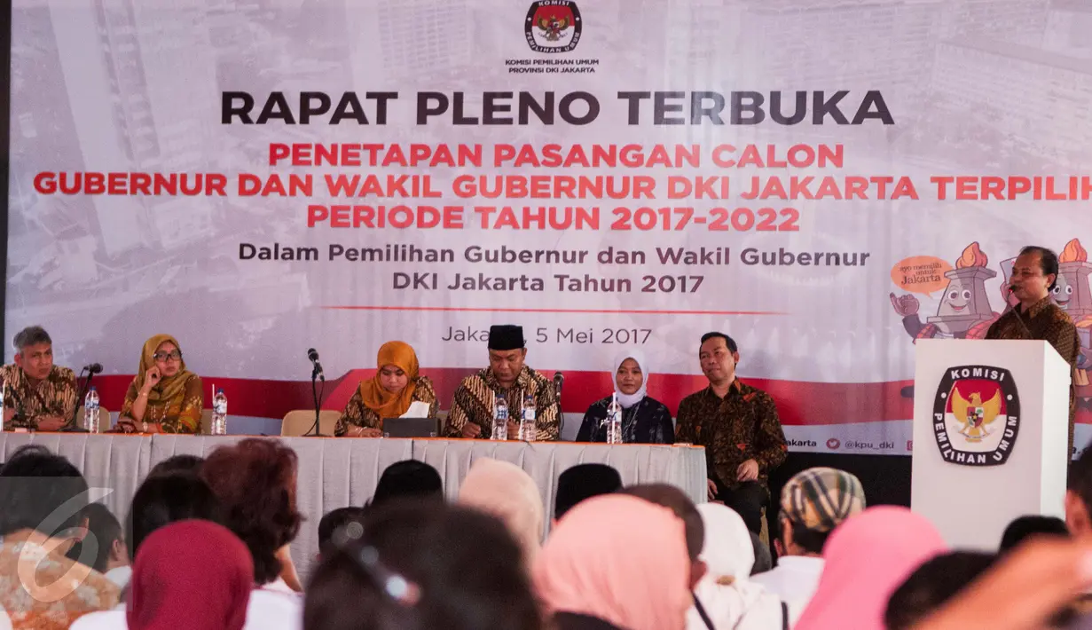 Suasana rapat pleno KPU di KPUD, Jakarta, Jumat (5/5). Dari penghitungan tingkat provinsi, pasangan Anies dan Sandi berhasil mengungguli pasangan calon nomor urut dua Basuki T Purnama atau Ahok dan Djarot Saiful Hidayat. (Liputan6.com/Gempur M Surya)