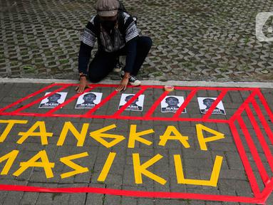 Aktivis dari Indonesia Corruption Watch (ICW) menggunakan topeng Harun Masiku di depan gedung Merah Putih Komisi Pemberantasan Korupsi (KPK), Jakarta, Senin (15/1/2024). (Liputan6.com/Herman Zakharia)