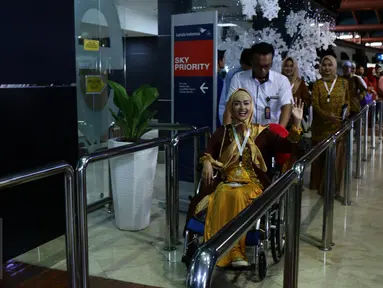 Julia Perez (Jupe) menggunakan kursi roda untuk menuju ruang tunggu keberangkatan di Bandara Seokarno Hatta, Tangerang, Senin (2/1). Menderita kanker serviks stadium 4 tak menyurutkan niat Jupe beribadah umrah ke Tanah Suci. (Liputan6.com/Herman Zakharia)