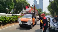 Massa demonstran dari Partai Buruh membubarkan diri dari depan Gedung KPU, Minggu (25/8/2024). Dalam aksinya, mereka menuntut KPU menjalankan putusan MK terkait ambang batas pencalonan dan batas minimal usia calon kepala daerah di Pilkada 2024. (Liputan6.com/Ady Anugrahadi)