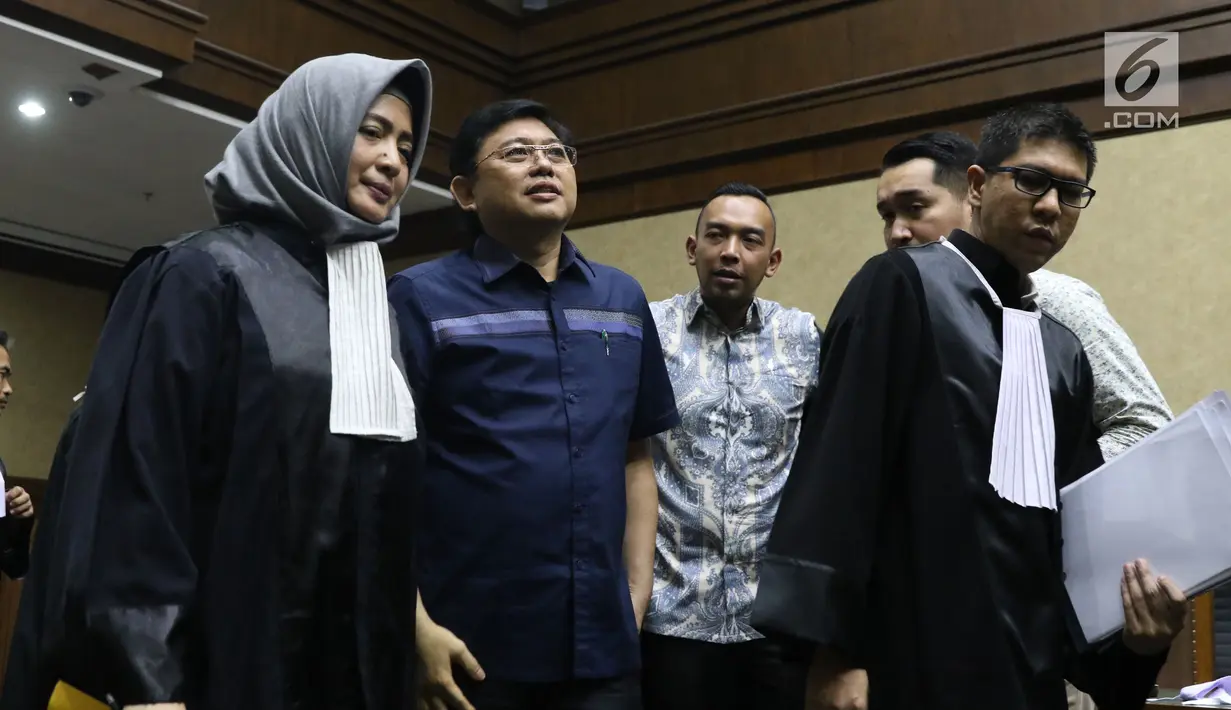 Advokat Lucas (kedua kiri) bersama tim penasehat hukumnya usai sidang dakwaan di Pengadilan Tipikor, Jakarta, Rabu (7/11). Lucas didakwa menghalangi proses penyidikan KPK terhadap tersangka Eddy Sindoro. (Liputan6.com/Helmi Fithriansyah)