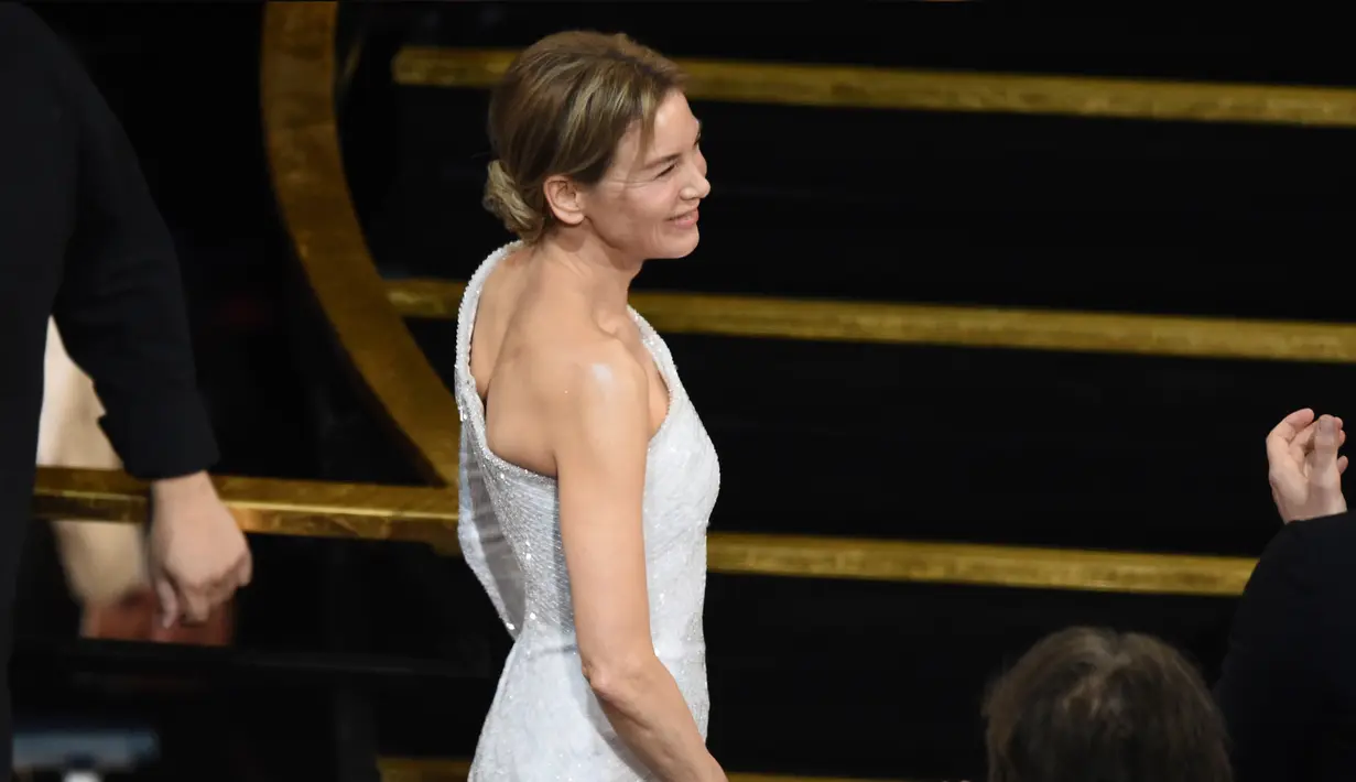 Aktris Renee Zellweger terlihat sebelum menaiki panggung untuk menerima piala Oscar pada ajang Academy Awards ke-92 di Dolby Theatre, Los Angeles, Minggu (9/2/2020). Renee Zellweger berhasil menyabet penghargaan sebagai Aktris Terbaik lewat perannya di film 'Judy'. (AP Photo/Chris Pizzello)
